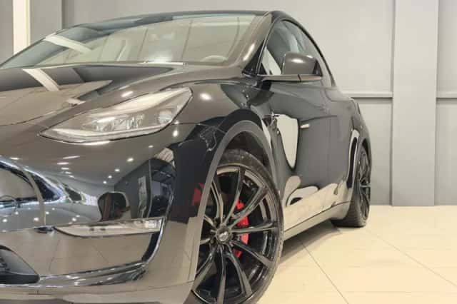 Tesla Model Y (2023) thumbnail 2