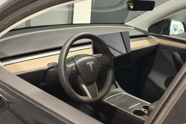 Tesla Model Y (2023) thumbnail 3