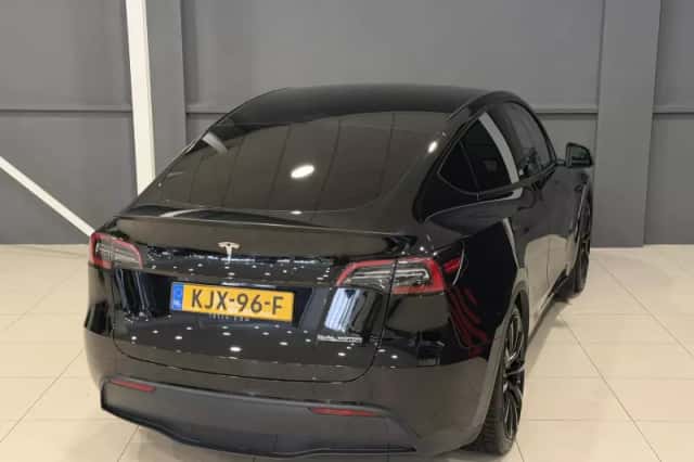 Tesla Model Y (2023) thumbnail 4