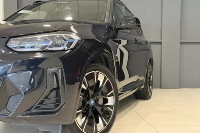 BMW iX3 (2022) thumbnail 2