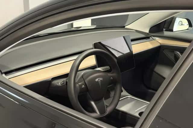 Tesla Model 3 (2023) thumbnail 3