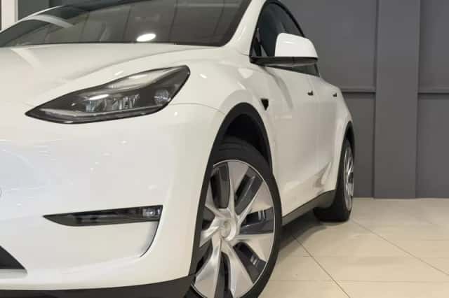 Tesla Model Y (2024) thumbnail 2