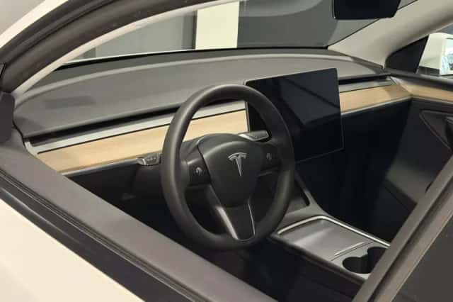 Tesla Model Y (2024) thumbnail 3