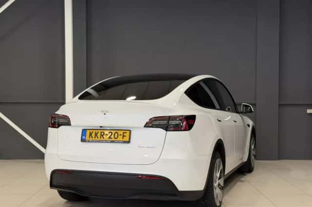 Tesla Model Y (2024) thumbnail 4