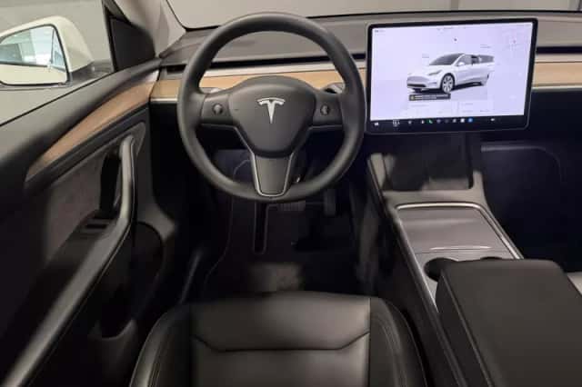 Tesla Model Y (2024) thumbnail 6
