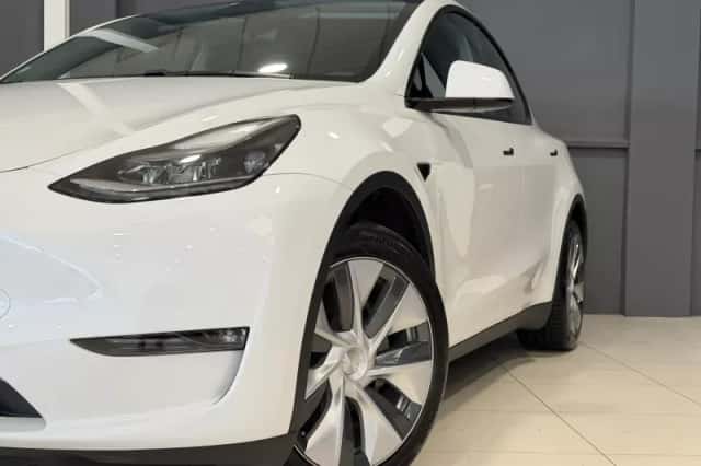 Tesla Model Y (2023) thumbnail 2