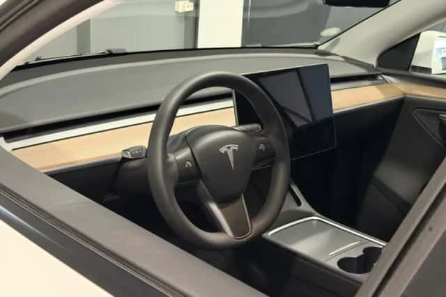 Tesla Model Y (2023) thumbnail 3