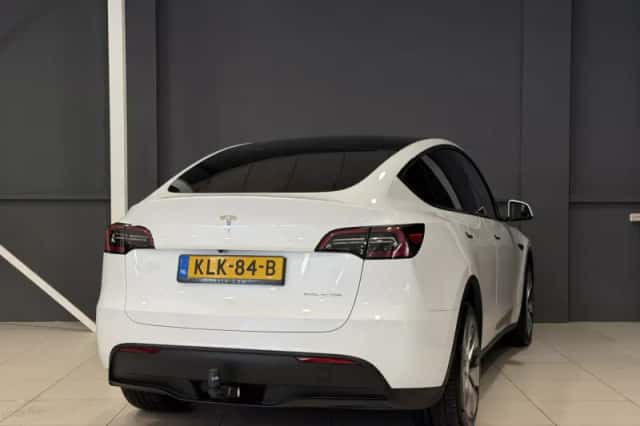 Tesla Model Y (2023) thumbnail 4