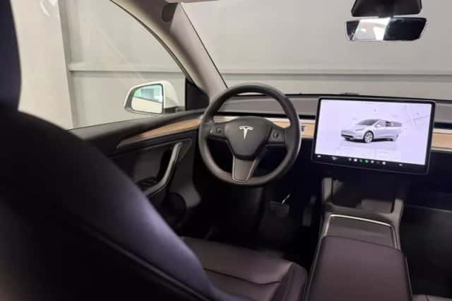 Tesla Model Y (2023) thumbnail 6