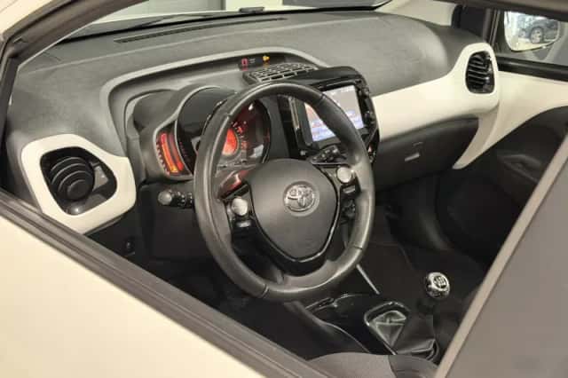 Toyota Aygo (2015) thumbnail 3