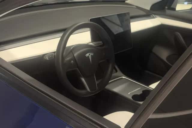 Tesla Model 3 (2022) thumbnail 3
