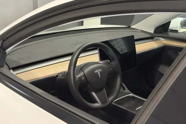 Tesla Model 3 (2022) thumbnail 3