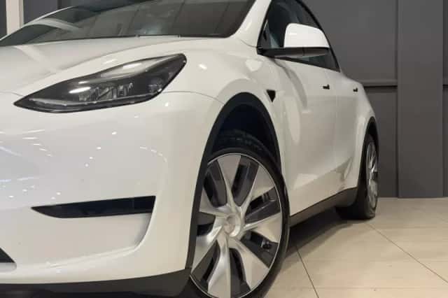 Tesla Model Y (2024) thumbnail 2