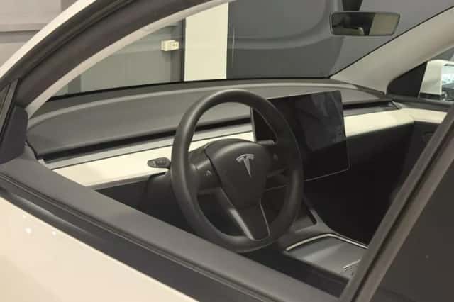 Tesla Model Y (2024) thumbnail 3