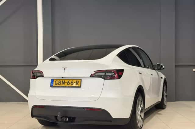 Tesla Model Y (2024) thumbnail 4