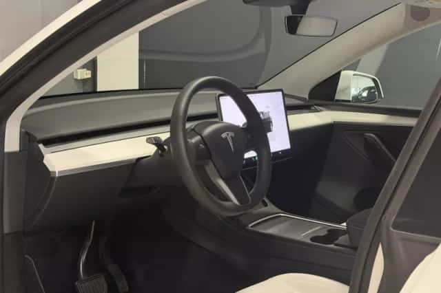 Tesla Model Y (2024) thumbnail 5