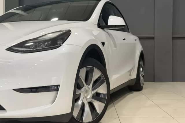Tesla Model Y (2023) thumbnail 2