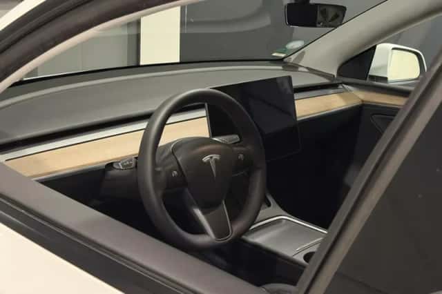 Tesla Model Y (2023) thumbnail 3