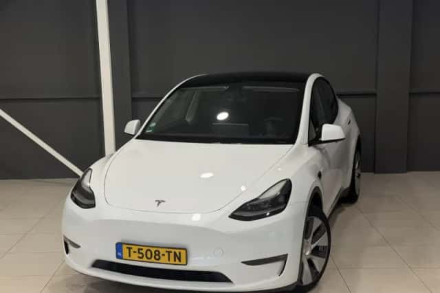 Tesla Model Y (2023) thumbnail 4