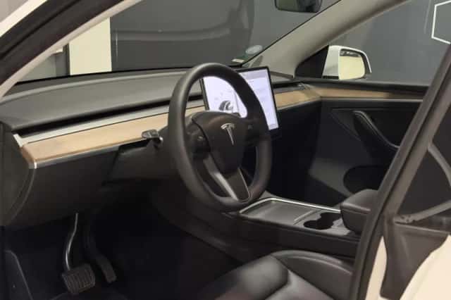 Tesla Model Y (2023) thumbnail 5