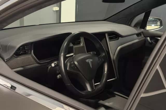 Tesla Model X (2020) thumbnail 3