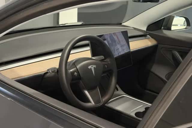 Tesla Model 3 (2021) thumbnail 3