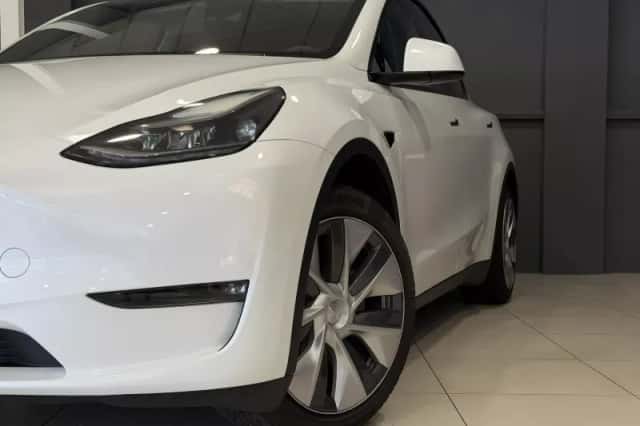 Tesla Model Y (2023) thumbnail 2