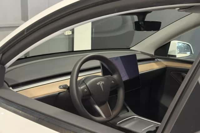 Tesla Model Y (2023) thumbnail 3