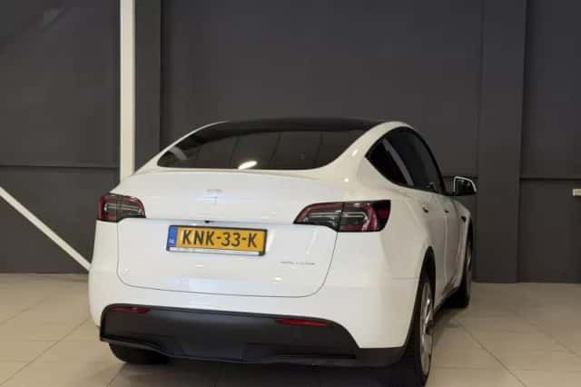 Tesla Model Y (2023) thumbnail 4