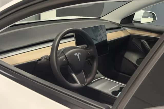 Tesla Model 3 (2023) thumbnail 3