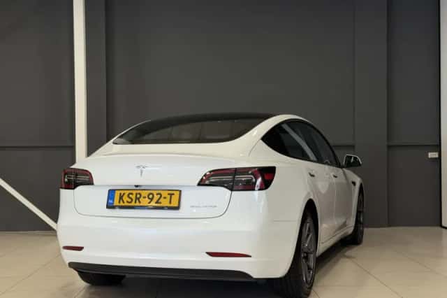 Tesla Model 3 (2023) thumbnail 4
