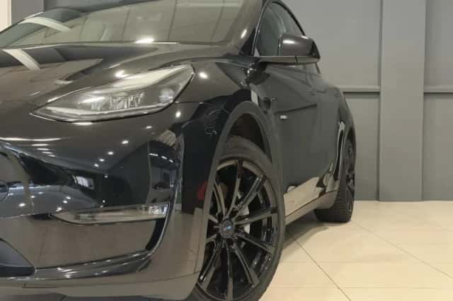 Tesla Model Y (2023) thumbnail 2