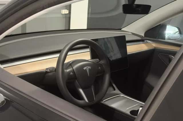 Tesla Model Y (2023) thumbnail 3