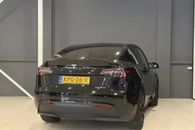 Tesla Model Y (2023) thumbnail 6