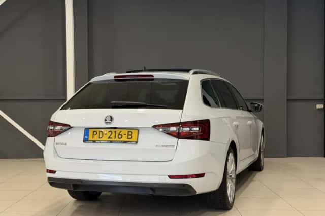 Škoda Superb (2017) thumbnail 4