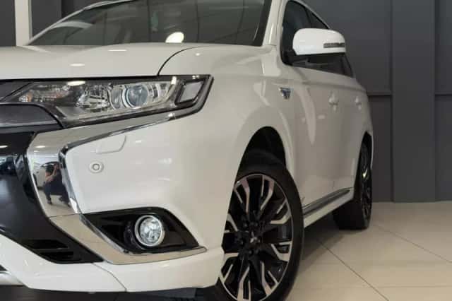 Mitsubishi Outlander (2015) thumbnail 2