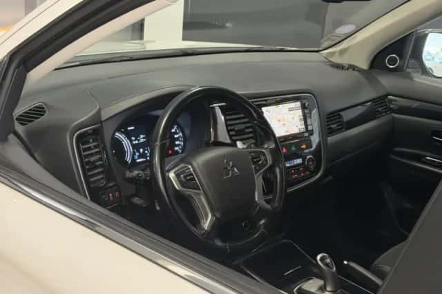 Mitsubishi Outlander (2015) thumbnail 3