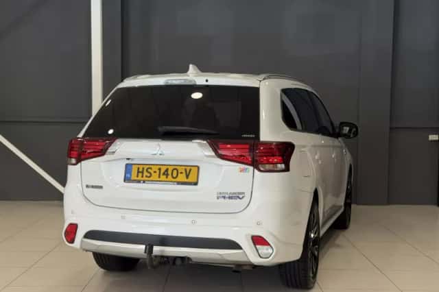 Mitsubishi Outlander (2015) thumbnail 4