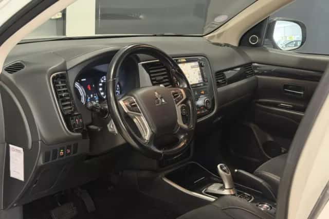 Mitsubishi Outlander (2015) thumbnail 5