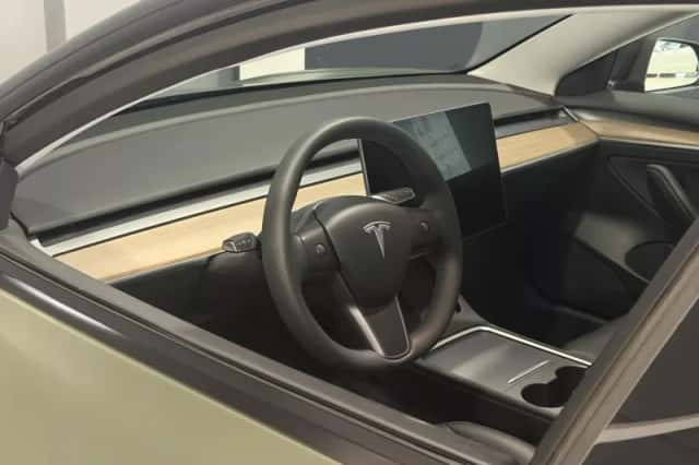 Tesla Model 3 (2023) thumbnail 3