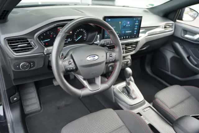 Ford Focus (2023) thumbnail 3