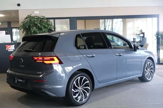 Volkswagen Golf (2021) thumbnail 2