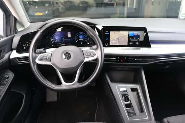 Volkswagen Golf (2021) thumbnail 4