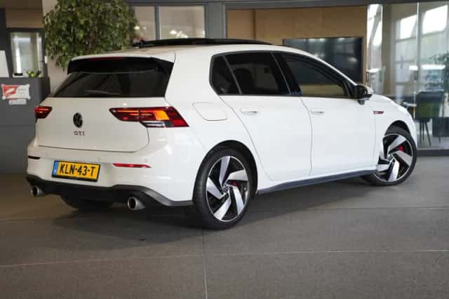 Volkswagen Golf (2024) thumbnail 2