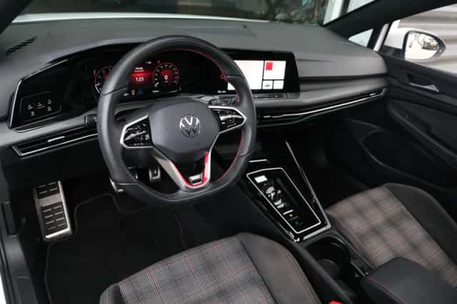 Volkswagen Golf (2024) thumbnail 3