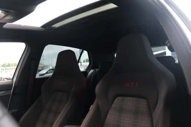 Volkswagen Golf (2024) thumbnail 4