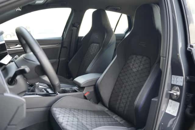 Volkswagen Golf (2024) thumbnail 4