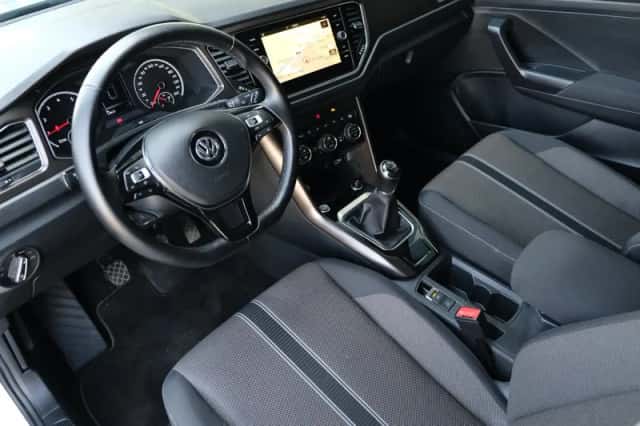 Volkswagen T-Roc (2019) thumbnail 3