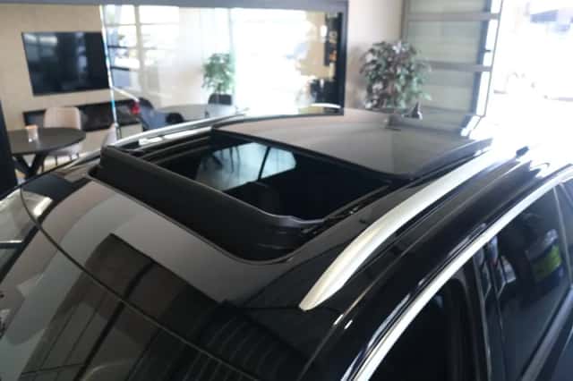 Volkswagen T-Roc (2023) thumbnail 3