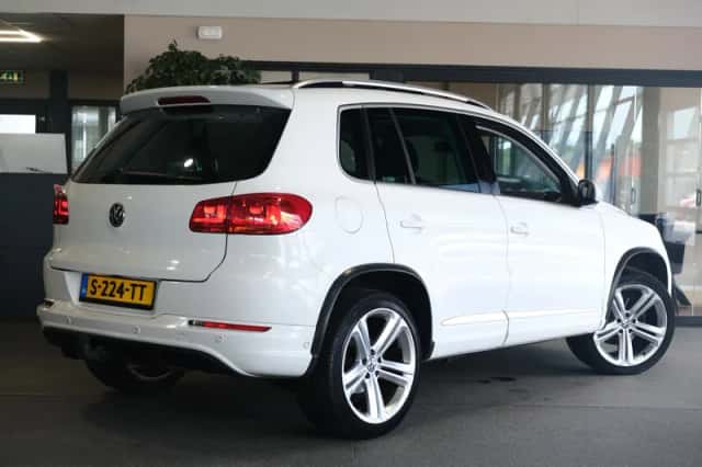 Volkswagen Tiguan (2012) thumbnail 2